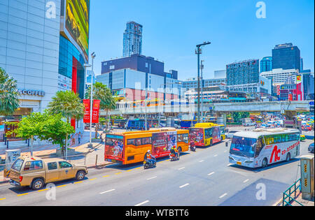 BANGKOK, THAILAND - 24 April 2019: Im modernen Viertel der Stadt mit zahlreichen Einkaufszentren und Hotels entlang der großen Ratchaprarop ro Stockfoto