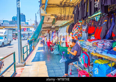 BANGKOK, THAILAND - 24 April 2019: Der berühmte Kleidung Markt Pratunam im großen Bereich belegt, wird die Kante shopping Stände auf dem Bürgersteig o entfernt Stockfoto