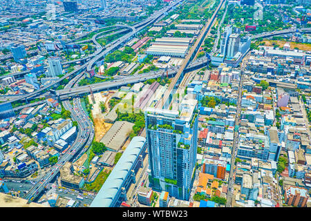 BANGKOK, THAILAND - 24 April 2019: Der Blick vom Baiyoke Tower II, Beobachtung der modernen Stadtteilen mit Wolkenkratzern und Labyrinth der Expressway, Stockfoto