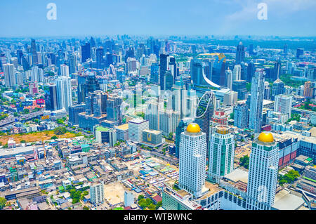 BANGKOK, THAILAND - 24 April 2019: Das Geschäftsviertel von Bangkok mit zahlreichen Wolkenkratzern mit tollem Design, einzigartige moderne Cit Stockfoto