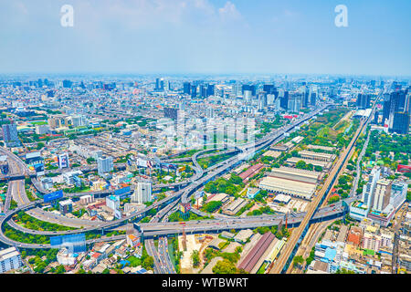 BANGKOK, THAILAND - 24 April 2019: Der malerische Blick vom Baiyoke Tower II auf moderne Stadt mit Autobahn Interchange mit zahlreichen Grade separatio Stockfoto