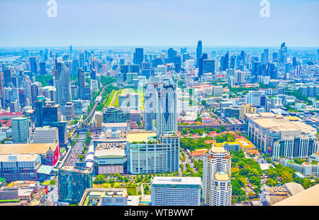 BANGKOK, THAILAND - 24 April 2019: Das Geschäftsviertel von Bangkok verfügt über zahlreiche moderne Hochhäuser mit einem einzigartigen Design, große Einkaufszentren und wi Stockfoto