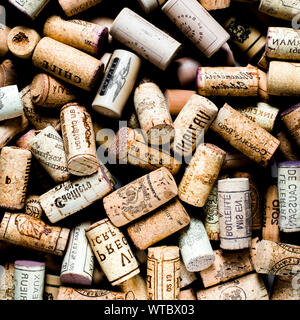 Hintergrund Muster von verschiedenen Wein Flaschenkorken, Weingut Textur, essen Konzept und Ansicht von oben Stockfoto