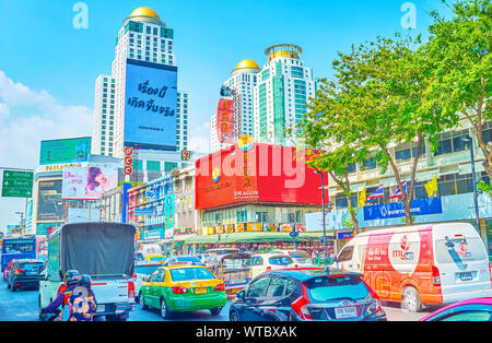 BANGKOK, THAILAND - 24 April 2019: Der starke Verkehr in einer der wichtigsten Straßen im Geschäftsviertel von Bangkok, am 24. April in Bangkok. Stockfoto