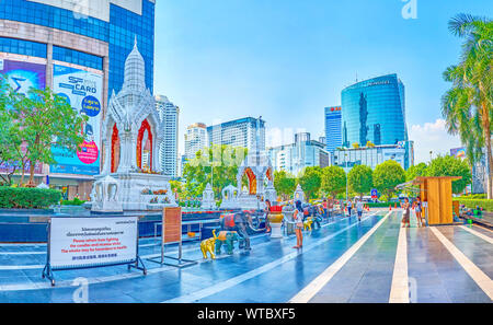 BANGKOK, THAILAND - 24 April 2019: Der einsame Menschen und betet an der Trimurti Schrein vor Golden Ganesha in der Hoffnung, der Liebe, April Stockfoto