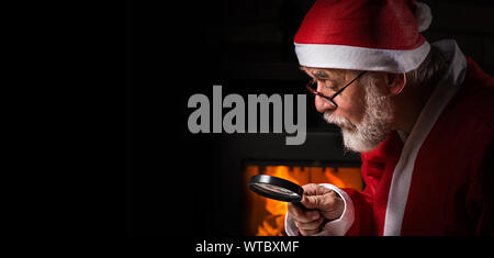 Santa Claus liest für Kinder mail Panorama Stockfoto