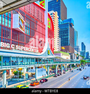 BANGKOK, THAILAND - 24 April 2019: Die Fassade des riesigen Big C Shopping Mall in Ratchaprasong Bezirk mit überdachten Fußgängerzone Skywalk, am 24. April in B Stockfoto