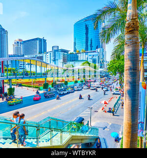 BANGKOK, THAILAND - 24 April 2019: Der belebten Ratchadamri Road mit Business Center, Wolkenkratzer, Einkaufszentren und Skywalk, am 24. April in Bangkok. Stockfoto