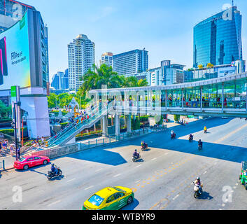 BANGKOK, THAILAND - 24 April 2019: Der überdachte Skywalks in modernen Ratchaprasong District ist eine sehr komfortable Art, zwischen Haupt Shopping Mall zu bewegen Stockfoto