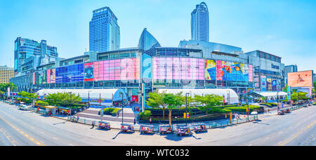 BANGKOK, THAILAND - 24 April 2019: Panoramablick auf das CentralWorld Shopping Mall mit großen Bildschirmen mit Werbung in seiner Fassade, am 24. April Stockfoto