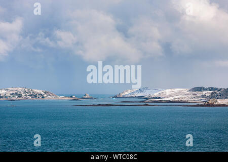 Blick nach Westen von der Garrison, St. Mary's, Isles of Scilly, Großbritannien, zum New Grimsby Sound zwischen Bryher und Tresco, nach einem seltenen Schneefall Stockfoto