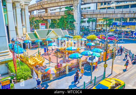 BANGKOK, THAILAND - 24 April 2019: Der historische Erawan Schrein, die Menschen beten und Blumen in der Phra Phrom in Gilden Nische in der Mitte der Stockfoto