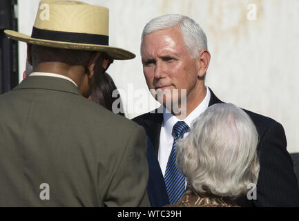 Pittsburgh, USA. 11 Sep, 2019. Vice President Mike Pence grüßt die Angehoerigen der Opfer von Flug 93 vor Beginn der 18. Jahrestag der Einhaltung Zeremonie des Terroranschlags und Absturz des Flugzeugs in der Nähe von Shanksville in Pennsylvania an der Flug 93 National Memorial am Mittwoch, September 11, 2019. Quelle: UPI/Alamy leben Nachrichten Stockfoto