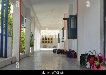 Maski, Karnataka, Indien, 25. Juli 2019: Lunch Boxen außerhalb der Klassenzimmer in der Schule Gang gehalten. Stockfoto