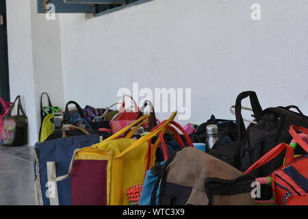 Gruppe von Lunch Boxen gehalten außerhalb der Klassenzimmer in der Schule Flur. Stockfoto