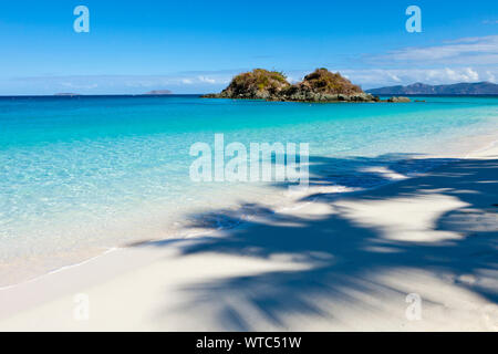 Ansicht der Trunk Bay mit Schatten der Palmen am Strand Stockfoto