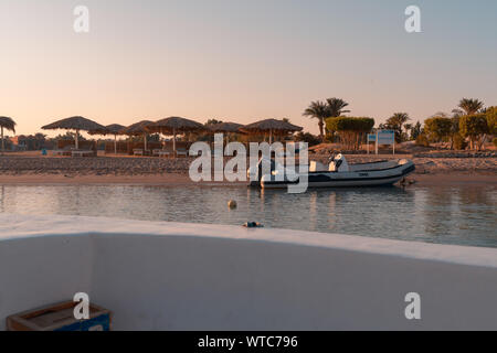 Ein Boot auf die Bucht bei Sonnenuntergang in EL - Gouna, Ägypten Stockfoto