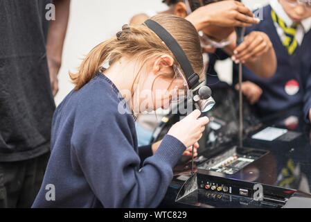 Junge Schule Kinder lernen Wissenschaft und Technologie in Stammzellen Programme Stockfoto