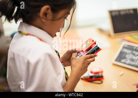 Junge Schule Kinder lernen Wissenschaft und Technologie in Stammzellen Programme Stockfoto