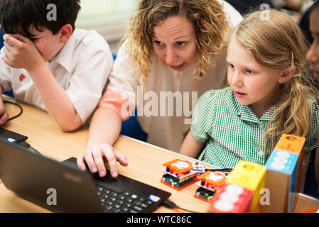 Junge Schule Kinder lernen Wissenschaft und Technologie in Stammzellen Programme Stockfoto