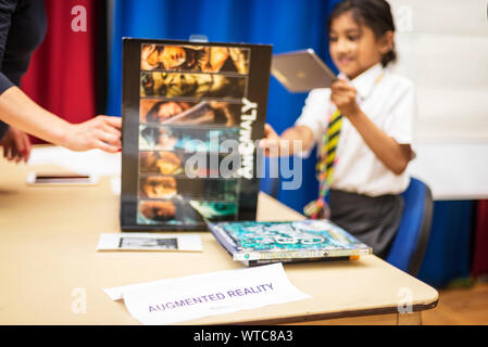 Junge Schule Kinder lernen Wissenschaft und Technologie in Stammzellen Programme Stockfoto