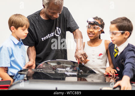 Junge Schule Kinder lernen Wissenschaft und Technologie in Stammzellen Programme Stockfoto