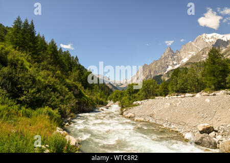 Berglandschaft mit der Dora Fluss im Val Ferret Tal mit Mont Blanc und der Aiguille Noire Gipfeln im Hintergrund im Sommer, Courmayeur, Italien Stockfoto