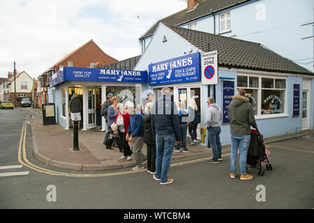Cromer auf Meer, Norfolk, England, 8. September 2019, Menschen außerhalb Mary Janes Fisch und Chips Restaurant im Resort. Stockfoto