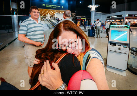 Lissabon, Portugal - Sept 11, 2019: in der Nähe von Mutter mit Glücklich umarmte ihre Tochter an der Internationalen Flughafen Lissabon, Portugal Stockfoto