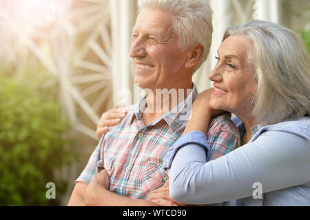 Porträt der Schönen senior Paar huging im Sommer Park Stockfoto