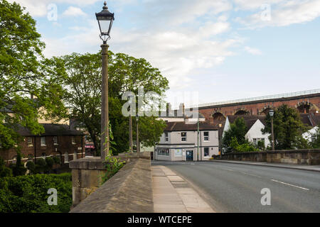 Blick über Yarm Brücke (Grad II *) über den Fluss Tees in Yarm Verknüpfung Yarm und Egglescliffe Stockfoto