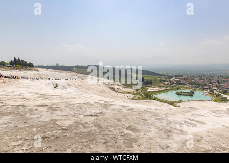 Kalksinterterrassen von Pamukkale - Baumwolle - Baumwolle Palace Türkei mit schönen blauen Farben und Reflexionen auf Wasser Pools Stockfoto