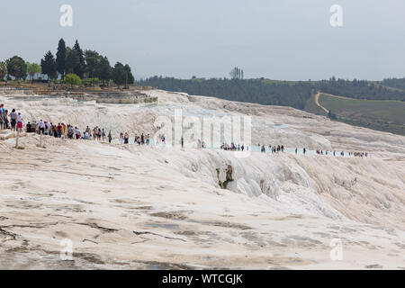 Kalksinterterrassen von Pamukkale - Baumwolle - Baumwolle Palace Türkei mit schönen blauen Farben und Reflexionen auf Wasser Pools Stockfoto