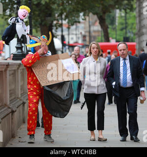 Westminster, London, 11. Sep 2019. Nigel Dodds, Chef der DUP im Unterhaus und stellvertretende Vorsitzende der DUP, in Westminster mit BBC politischer Korrespondent Laura Kuenssberg und pro-europäischen Demonstrant in "Boris der Clown' Outfit. Credit: Imageplotter/Alamy leben Nachrichten Stockfoto