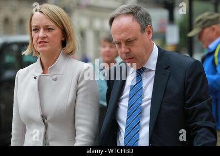 Westminster, London, 11. Sep 2019. Nigel Dodds, Chef der DUP im Unterhaus und stellvertretende Vorsitzende der DUP, in Westminster mit BBC politischer Korrespondent Laura Kuenssberg. Credit: Imageplotter/Alamy leben Nachrichten Stockfoto