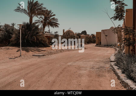 Einsame versteckte Straße auf der Rückseite des Hotels in El Gouna an einem heißen sonnigen Tag Stockfoto