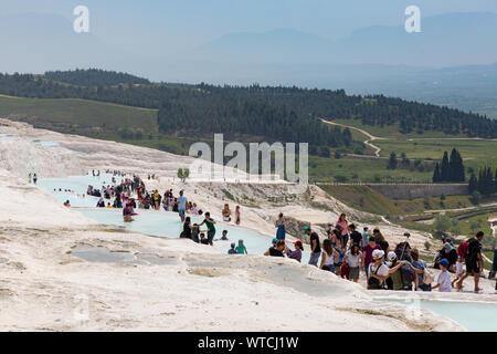 Kalksinterterrassen von Pamukkale - Baumwolle - Baumwolle Palace Türkei mit schönen blauen Farben und Reflexionen auf Wasser Pools Stockfoto