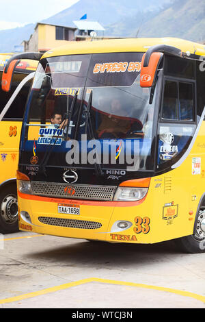 BANOS, Ecuador - 22. FEBRUAR 2014: Nicht identifizierte Personen in einem Bus des Expreso Banos Transportfirma in der Busbahnhof am 22. Februar 2014 Stockfoto