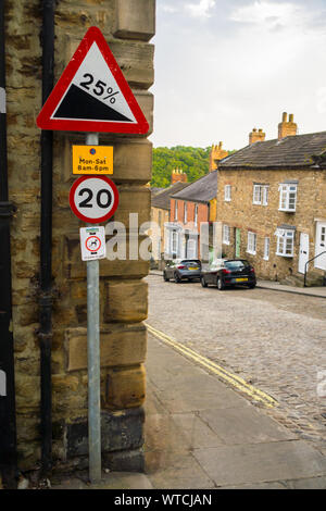 Großbritannien Verkehrszeichen für ein Tempolimit auf einem steilen Hügel Stockfoto