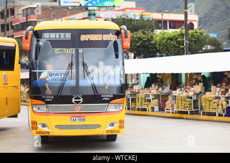 BANOS, Ecuador - 22. FEBRUAR 2014: Bus des Expreso Banos Transport Unternehmen verlässt den Bus Terminal am 22. Februar 2014 in Banos, Ecuador. Stockfoto