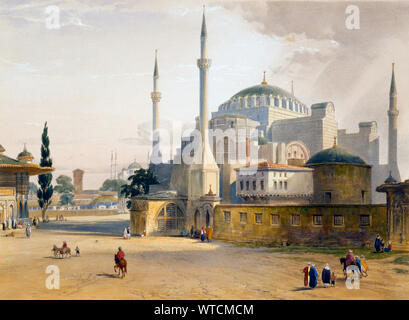 Außenansicht der Ayasofya Moschee, die früher die Kirche der Hagia Sophia, von der kaiserlichen Tor, mit Minaretten; mit Gruppen von Männern und Frauen in der Trad. Stockfoto