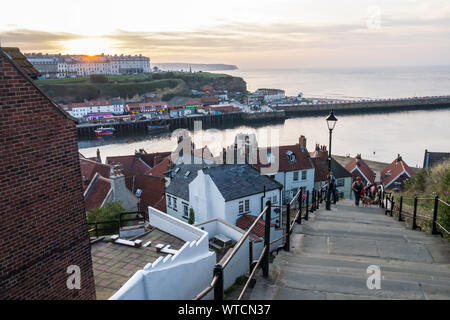 Whitby, North Yorkshire, gesehen von der 199 Schritte Stockfoto