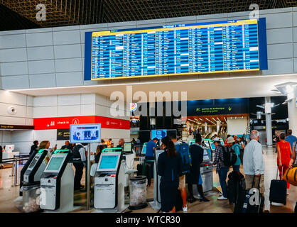 Lissabon, Portugal - Sept 11, 2019: Airline Passagiere in Flugzeugen Abreise Informationen panel Blick auf internationalen Flughafen Lissabon, Portugal Stockfoto