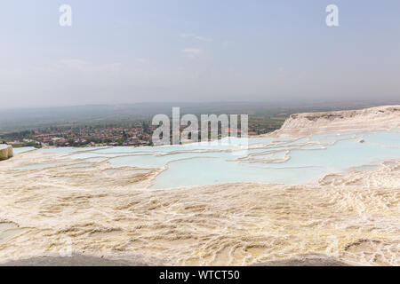 Kalksinterterrassen von Pamukkale - Baumwolle - Baumwolle Palace Türkei mit schönen blauen Farben und Reflexionen auf Wasser Pools Stockfoto