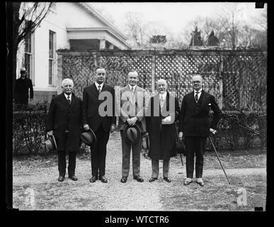 Die militärische Ordnung der Welt Krieg stimmt der Präsident Rede. Eine Delegation aus der militärischen Ordnung der Welt Krieg im Weißen Haus heute Präsident Coolidge eine Reihe von Entschliessungen ihn beglückwünschen und ihm Unterstützung auf seinem Armistice Day Rede zu präsentieren. Auf dem Foto von links nach rechts: Maj. John L. Clem; Generalmajor Creed C. Hammond; Präsident Coolidge; große Ennals Waggaman, und Konteradmiral T.J. Cowie Stockfoto