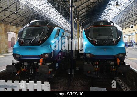 Zwei neue blaue Transpennine Express Züge im Bahnhof Scarborough entfernt in der ersten Woche der Service in Scarborough Yorkshire England geparkt Stockfoto