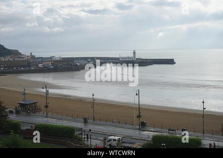 Blick vom Victoria Park auf der Sand auf den Hafen und den Leuchtturm in Scarborough den Leuchtturm und Hafen in Scarborough Yorkshire England Stockfoto