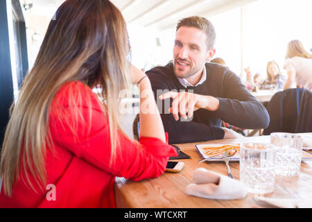 Junges Paar in der Liebe ein Gespräch im Restaurante, glücklich und freundlich im Freien Stockfoto