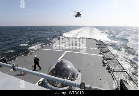 Rostock, Deutschland. 11 Sep, 2019. Während die naval Herbst Manöver "nördlichen Küsten' Helikopter ea King' landet auf der Korvette "Oldenburg" der Deutschen Marine. Das Manöver mit mehr als 40 Schiffen findet vom 06. -18.09 .2019 an der Ostsee. Das Ziel der Übung, die eine gute zwei Wochen dauern und rund 3.000 Soldaten aus 18 Nationen betreffen, ist das Meer zu schützen Routen unter einem fiktiven UN-Mandat. Quelle: Bernd Wüstneck/dpa-Zentralbild/ZB/dpa/Alamy leben Nachrichten Stockfoto