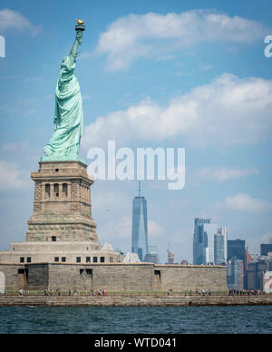 190904-N-YG 104-0024 NEW YORK (Sept. 4, 2019) "Die Freiheitsstatue erleuchten die Welt' ist als universelles Symbol für Freiheit und Demokratie anerkannt. Die Statue mit Blick auf den Hafen von New York und ehemaliger Standort der im Norden und Süden Türme des World Trade Center. Am 11. September Wir gedenken und Ehren 2,977 Menschen in die Terroranschläge des 11. September getötet 2001 im World Trade Center, in der Nähe von Shanksville, PA. und im Pentagon. (U.S. Marine Foto von Mass Communication Specialist 1. Klasse Sarah Villegas) Stockfoto